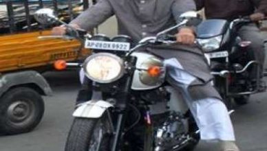 ओवैसी तेलंगाना के मुख्यमंत्री आवास पर बाइक से पहुंचे