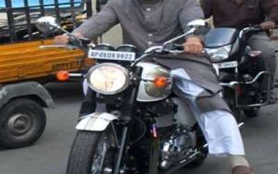 ओवैसी तेलंगाना के मुख्यमंत्री आवास पर बाइक से पहुंचे