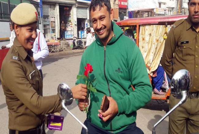 वाहन चेकिंग के दौरान महिला पुलिस ने पति को दिए गुलाब, चेतावनी देकर छोड़ा