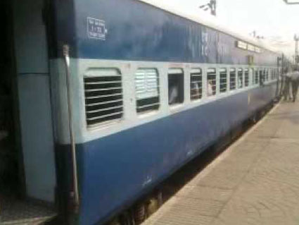 बिहार : नई दिल्ली-भागलपुर एक्सप्रेस में डकैती, कई यात्रियों से मारपीट