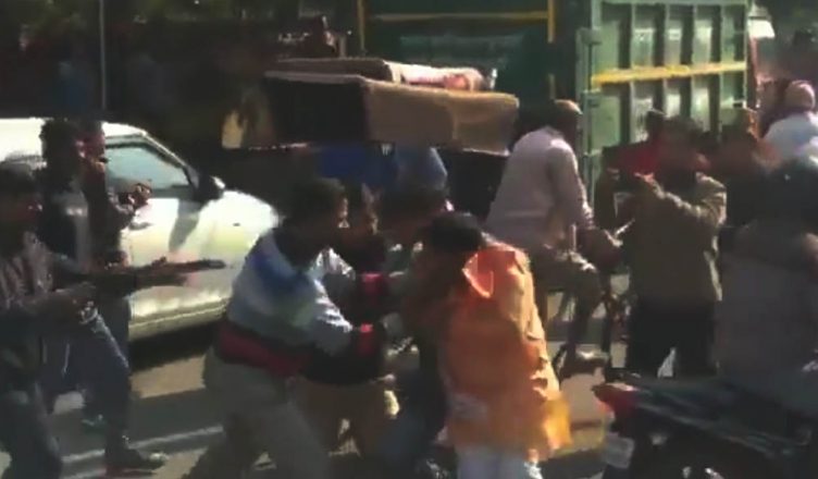 आगरा : बजरंग दल नेता गोविंद पाराशर ने निगम अधिकारी से की बदसलूकी, कर्मचारियों ने दौड़ा-दौड़ा कर कूटा Agra Bajrang Dal leader Govind Parashar thrashed | Newsd - Hindi News