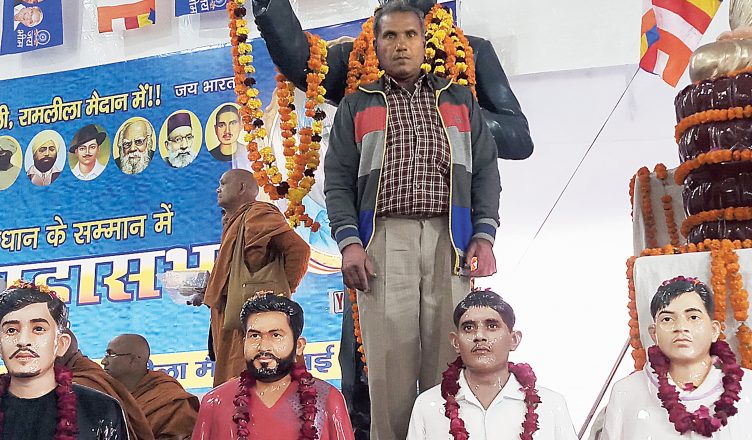 दलित युवक को मारकर इंस्पेक्टर ने पिता से कहा- किसी मुस्लिम का नाम ले लो, 10 लाख मिलेगा Dalit father offered 10 lakhs for naming muslims in son's murder bharat bandh | Newsd - Hindi News