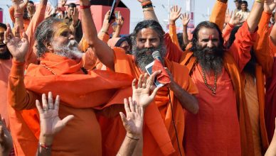 Kumbh 2019: बाबा रामदेव ने की “चिलम छोड़ो आंदोलन” की शुरुआत, साधुओं से मांगा समर्थन