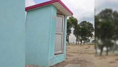डेढ़ साल में ढह गया 'स्वच्छ भारत मिशन' का शौचालय