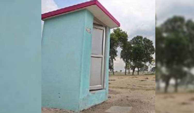 डेढ़ साल में ढह गया 'स्वच्छ भारत मिशन' का शौचालय