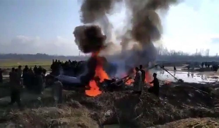 जम्मू एवं कश्मीर: बडगाम में सेना का MI-17 हेलीकॉप्टर क्रैश, 2 पायलटों की मौत