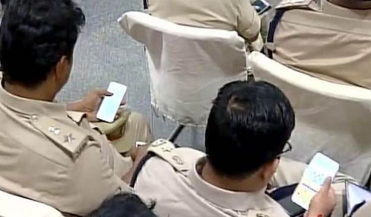 बिहार: ड्यूटी के दौरान मोबाइल इस्तेमाल नहीं कर पाएंगे पुलिसकर्मी, लगी फोन पर पाबंदी