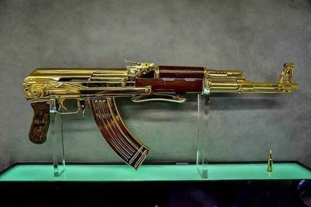 सऊदी प्रिंस मोहम्‍मद बिन सलमान को पाकिस्‍तान ने गिफ्ट में दी सोने की बंदूक