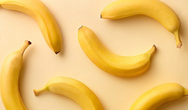 क्या रात में केला खाना चाहिए? जानिए केला खाने के फायदे और नुकसान
