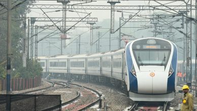 पहले दिन ही डेढ़ घंटे की देरी से चली देश की सबसे तेज ट्रेन 'वंदे भारत एक्सप्रेस'
