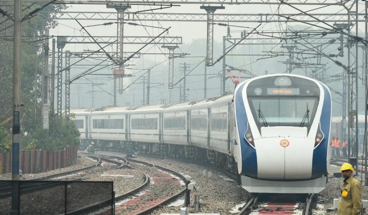 पहले दिन ही डेढ़ घंटे की देरी से चली देश की सबसे तेज ट्रेन 'वंदे भारत एक्सप्रेस'