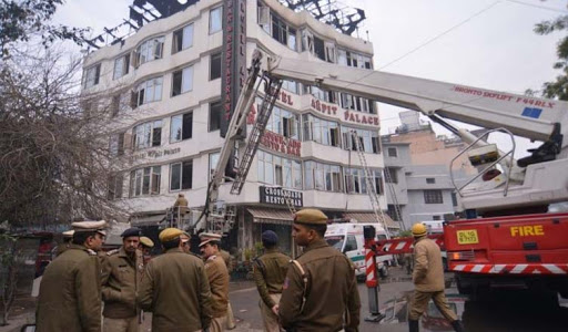 दिल्ली के होटल में लगी भीषण आग, 17 की मौत, बचाव ऑपरेशन जारी