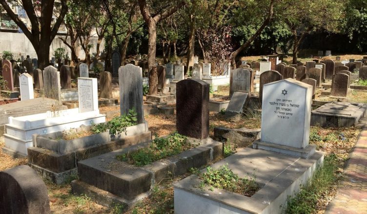 इनकम टैक्स का कब्रिस्तान पर छापा, खुदाई में मिला करोड़ों का खजाना