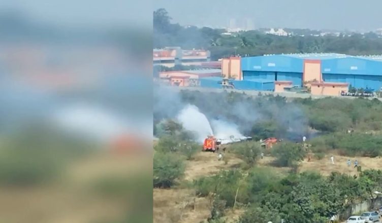 बेंगलुरू में दो सूर्य किरण विमान दुर्घटनाग्रस्त, पायलट की मौत