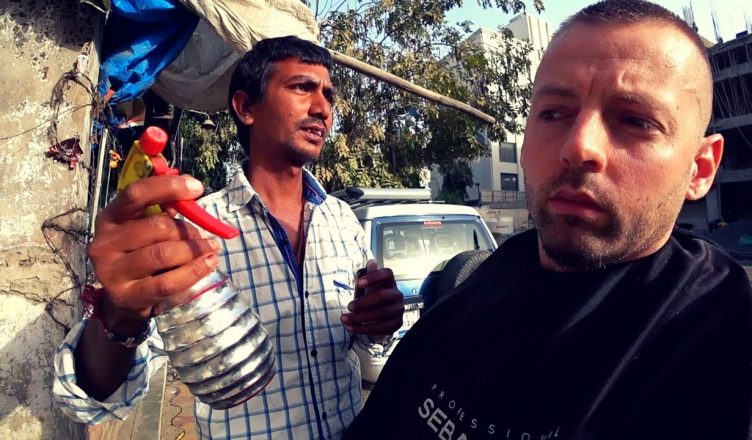 फुटपाथ पर बाल काटने वाले की ईमानदारी से खुश हुआ विदेशी यूट्यूबर, 20 रु के बदले दिए 28000