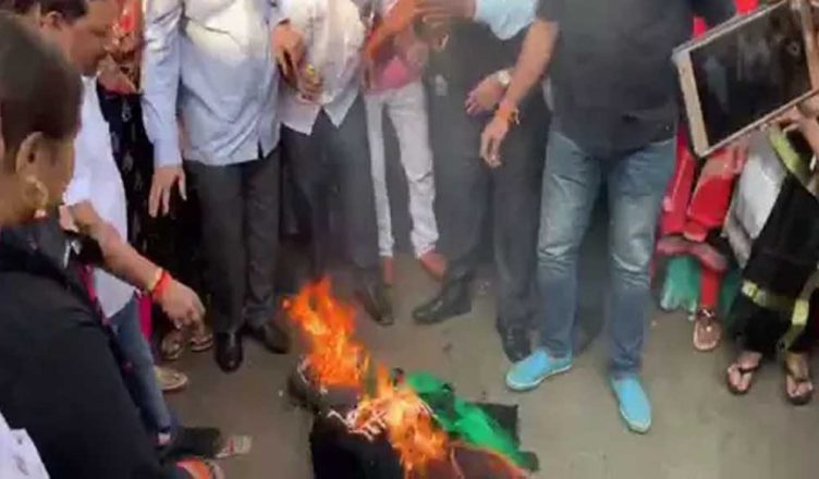 महाराष्ट्र: पुलवामा हमले के खिलाफ भाजपा-शिवसेना ने जलाया पाकिस्‍तान का झंडा