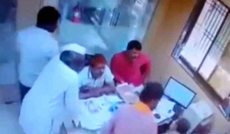 महाराष्ट्र: भाजपा नेता ने बैंक मैनेजर को केबिन में घुस कर पीटा, मनमानी का लगाया आरोप