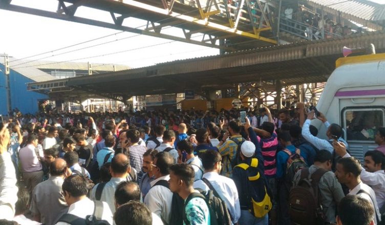 मुंबई: पुलवामा हमले के विरोध में रोकी गई ट्रेनें, लगे पाकिस्तान मुर्दाबाद के नारे