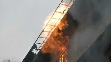 दिल्ली: आर्चीज फैक्ट्री में लगी भीषण आग, लाखों का सामान जलकर खाक