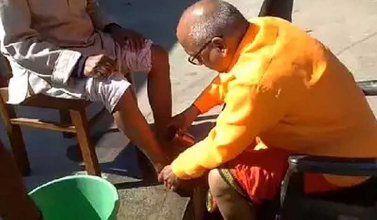 बलिया: सफाईकर्मी का पैर धोना सीएमओ को पड़ा महंगा, हुए सस्पेंड