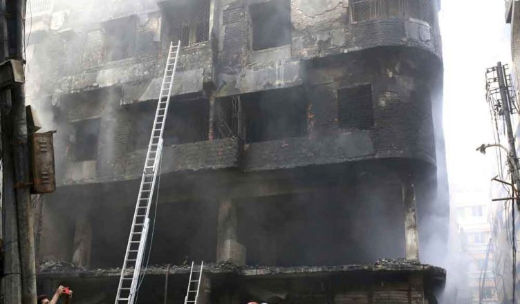 बांग्लादेश की इमारत में आग से 19 लोगों की मौत, 70 घायल