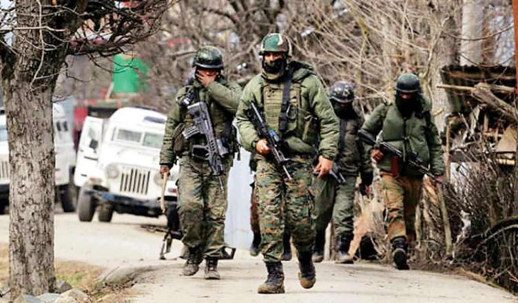 दक्षिण कश्मीर के शोपियां में सुरक्षाबलों से मुठभेड़ में 3 आतंकवादी ढेर