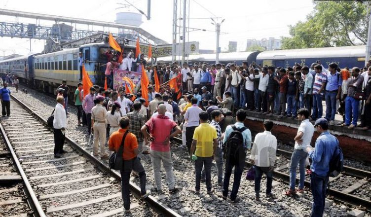 बिहार के भोजपुर में दिखा बंद का असर, समर्थकों ने रोकी ट्रेन