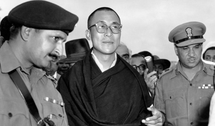 इतिहास में 17 मार्च- 1959 में बौद्ध धर्मगुरू दलाई लामा तिब्बत से भारत पहुंचे