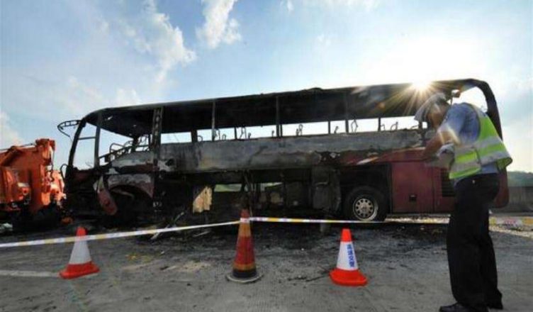 चीन : बस में आग लगने से 26 मरे, 28 घायल