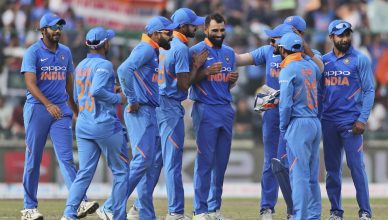 दिल्ली वनडे : ख्वाजा, हैड्सकॉम्ब की शानदार पारियों के बाद भारतीय गेंदबाजों की वापसी