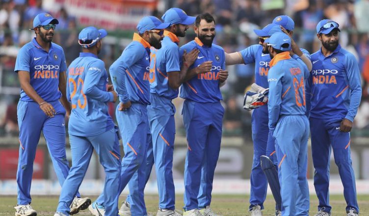 दिल्ली वनडे : ख्वाजा, हैड्सकॉम्ब की शानदार पारियों के बाद भारतीय गेंदबाजों की वापसी