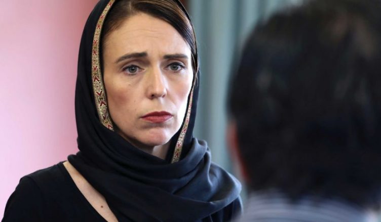हिजाब पहनकर हमले के पीड़ित परिवारों से मिलीं न्यूजीलैंड की प्रधानमंत्री जेसिंडा, कहा- पुरा देश है एकजुट