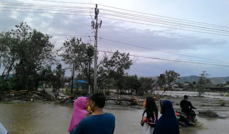 इंडोनेशिया में बाढ़ से 42 की मौत, दर्जनों लापता