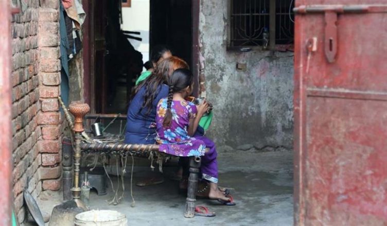 महिला दिवस: दिल्ली के इस इलाके में पति ही पत्नी से कराते हैं जिस्मफरोशी