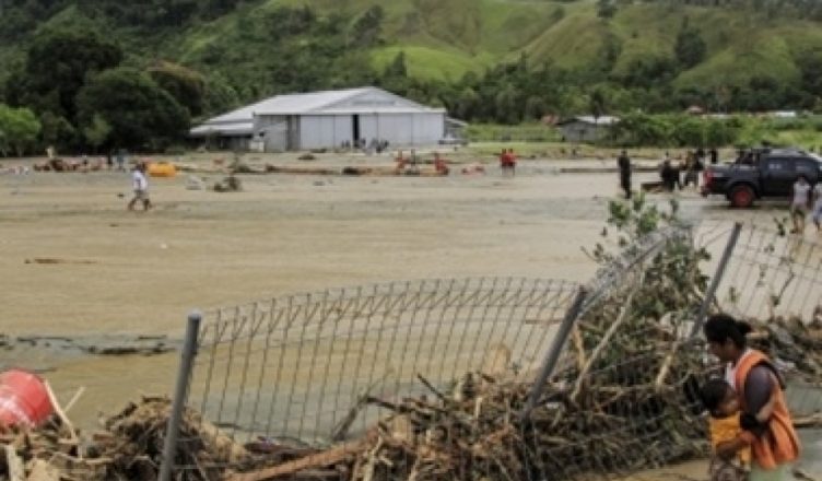 इंडोनेशिया में बाढ़, भूस्खलनों में मरने वालों की संख्या हुई 77