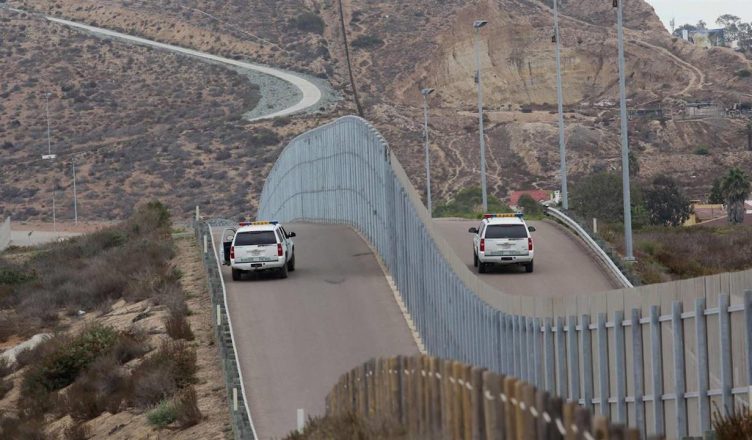 अमेरिका: रक्षा मंत्रालय ने US-मेक्सिको सीमा दीवार के लिए 1 अरब डॉलर की मंजूरी दी
