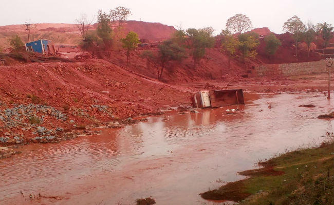 झारखंड: धनबाद के पास हिंडाल्को कारखाने में तालाब टूटा, मलबे में कई के दबे होने की आशंका