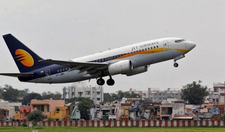 जेट एयरवेज संकट: कंपनी ने मांगे 400 करोड़ रुपये, बेड़े में अब मात्र 5 विमान
