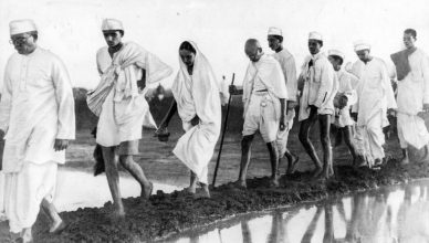 इतिहास में 5 अप्रैल- महात्मा गांधी 1930 में नमक कानून तोड़ने के लिए दांडी पहुंचे
