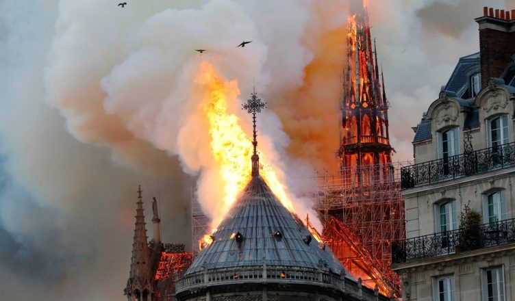 फ्रांस: पेरिस में 850 साल पुरानी नोट्रे डेम चर्च में लगी आग नियंत्रण में, मुख्य संरचना सुरक्षित