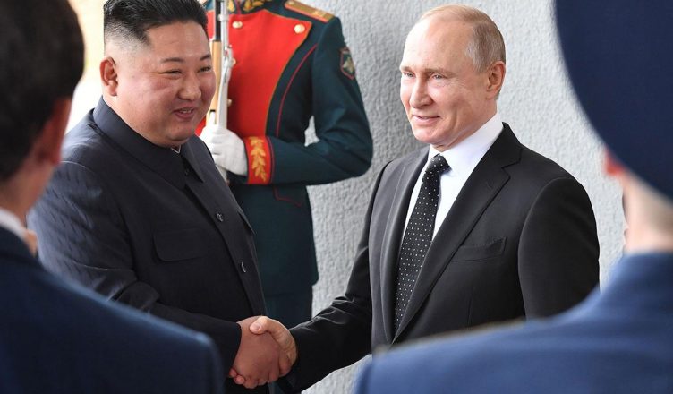 रूसी राष्ट्रपति पुतिन और उत्तर कोरियाई नेता किम व्लादिवोस्तक में पहली बार मिले