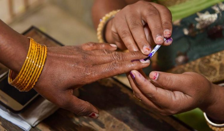 लोकसभा चुनाव 2019 : महाराष्ट्र की 10 लोकसभा सीटो के लिए मतदान जारी