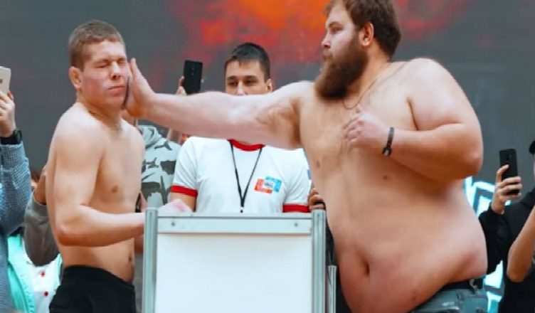 Male Slapping Championshpi: खेल- खेल में खा रहे हैं थप्पड़, वीडियो हुआ वायरल