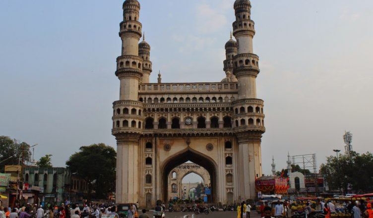 हैदराबाद: बेमौसम बारिश से प्रसिद्ध चारमीनार को नुकसान, 1591 में हुआ था निर्माण