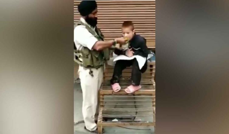 जम्‍मू-कश्‍मीर: रमजान में बच्चे को खाना खिलाते नजर आया नेक दिल जवान, वीडियो हुआ वायरल