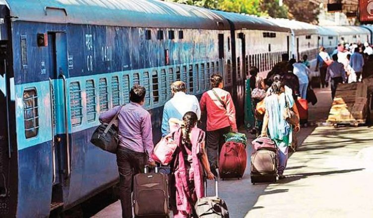 रेल यात्रियों के लिए बुरी खबर, व्यस्त रेलवे स्टेशन से ट्रेन पकड़ने पर देना होगा अतिरिक्त चार्ज