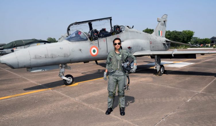 फ्लाइट लेफ्टिनेंट मोहना सिंह हॉक जेट उड़ाने वाली पहली महिला पायलट बनीं