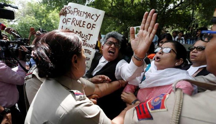 दिल्ली: CJI को क्लीन चिट के खिलाफ सुप्रीम कोर्ट के बाहर विरोध प्रदर्शन, प्रदर्शनकारी हिरासत में