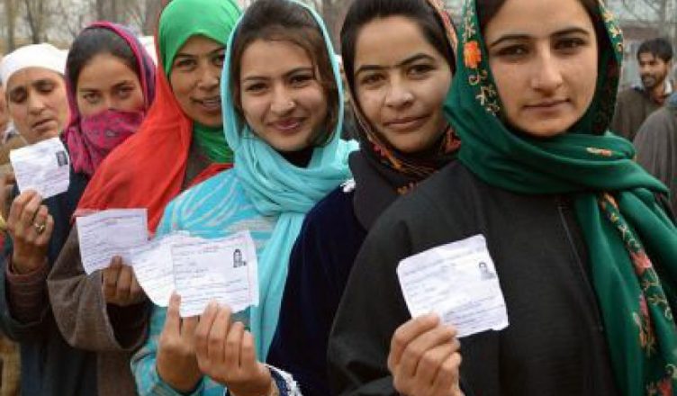 लोकसभा चुनाव 2019: जम्मू और कश्मीर की 2 सीटों पर मतदान जारी