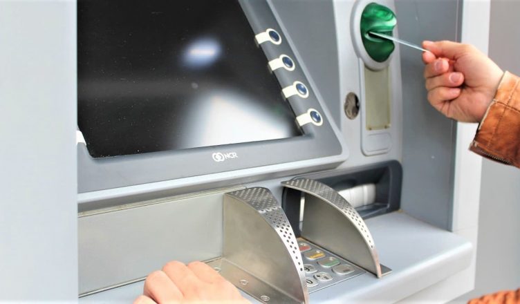 ATM की 10 ऐसी सुविधाएं जिन से आप अब तक थे अनजान, जानिए कैसे उठाएं फायदा
